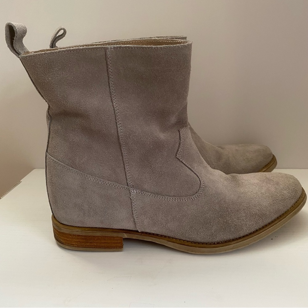 Anthropologie women’s 8.5 | 39 EU gray Suede Ankle Boots booties made in Spain